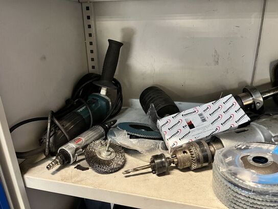 Stålskab m. Indhold