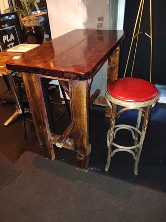 Højbord med to forskellige skamler.