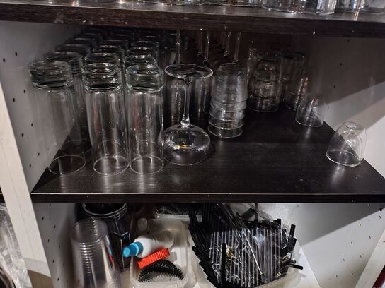 Glas, kander, vinkølere bag baren.