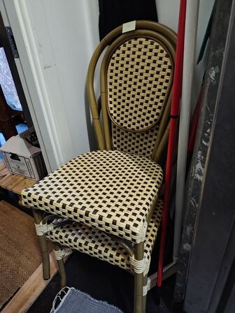 To Caféstole med flet.