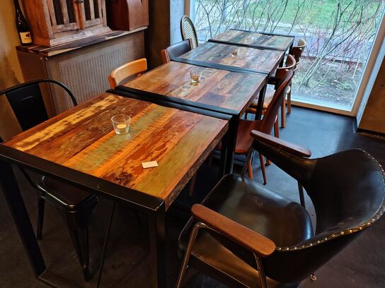 Fire borde med otte assorterede stole.