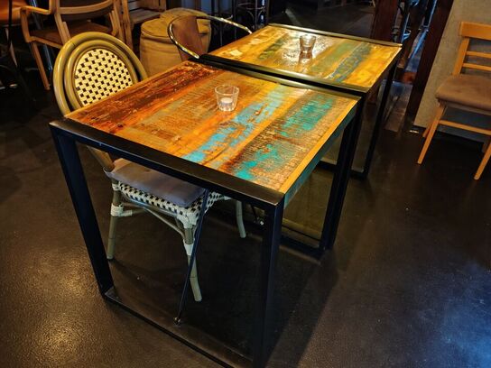 To borde med to forskellige stole.