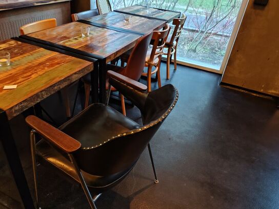 Fire borde med otte assorterede stole.