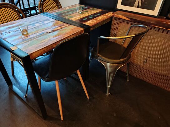 To borde med fire assorterede stole