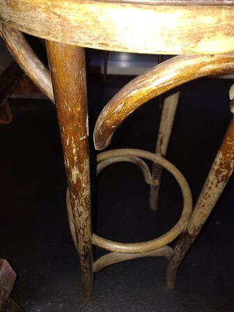 Højbord med to forskellige skamler.