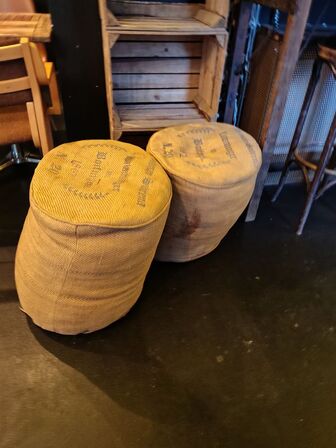 Fire frugtkasser samt to juteskamler