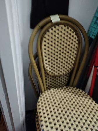 To Caféstole med flet.