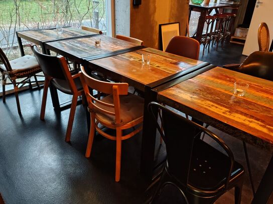 Fire borde med otte assorterede stole.