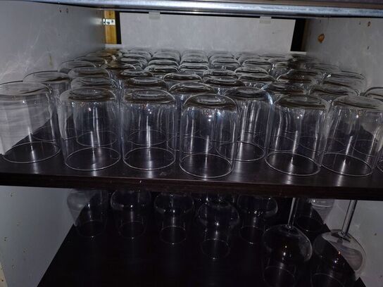 Glas, kander, vinkølere bag baren.