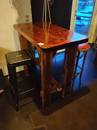 Højbord med to forskellige skamler.