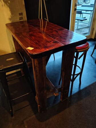 Højbord med to forskellige skamler.