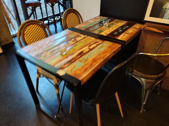 To borde med fire assorterede stole