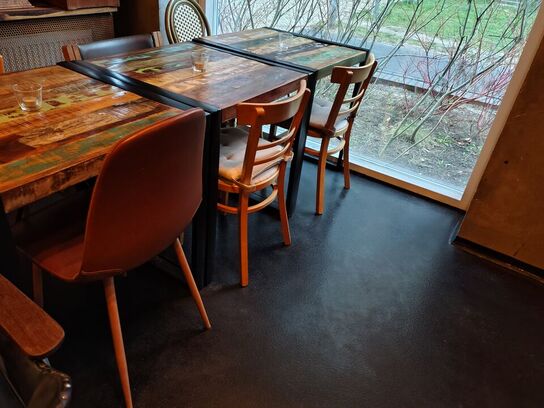 Fire borde med otte assorterede stole.