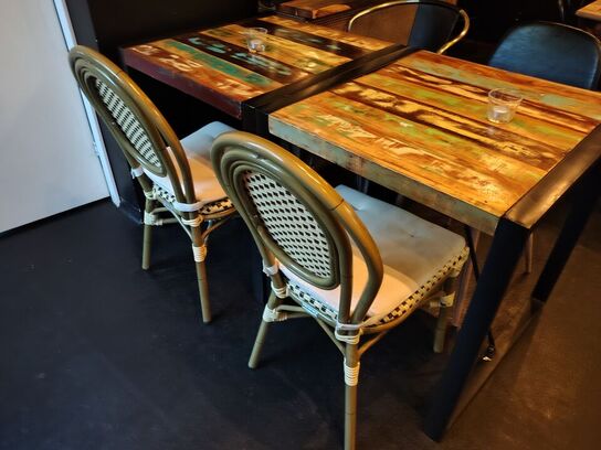 To borde med fire assorterede stole