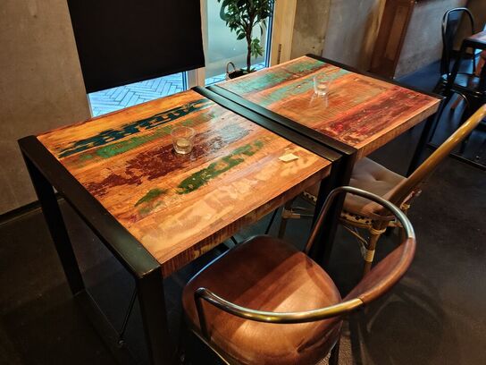 To borde med to forskellige stole.