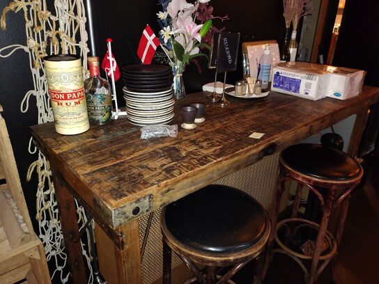 Højbord med to skamler.