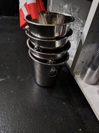 Glas, kander, vinkølere bag baren.