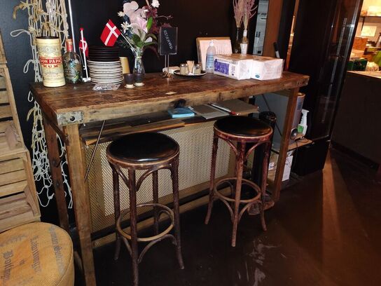 Højbord med to skamler.