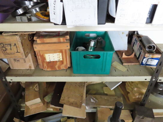 Reoler med indhold af værktøj og metalemner