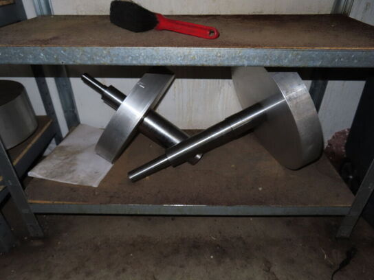 Div. reoler og vogne med indhold af værktøj og metalemner