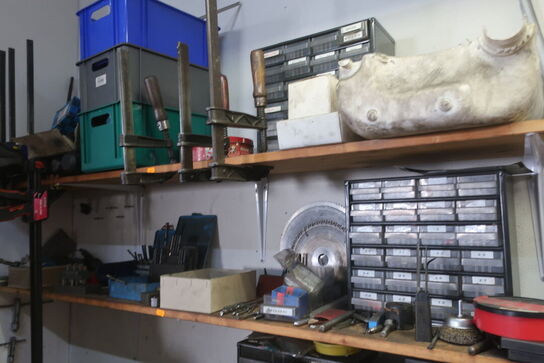 Værktøj og tilbehør på hylderne