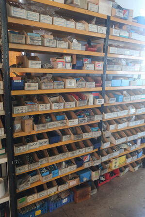 2 fag. reol med indhold