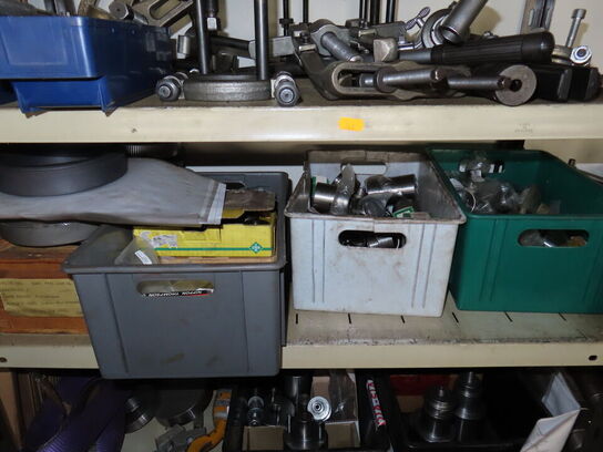 Reoler med indhold af værktøj og metalemner