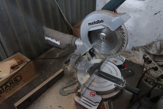 Bord med 2 stk. kapsave