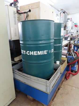 Spilolie kar med indhold og tønder med spåner