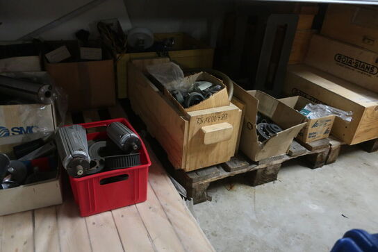 Pallereol med indhold og løse tomme kasser på gulvet foran