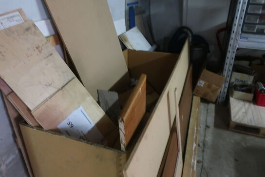 Pallereol med indhold og løse tomme kasser på gulvet foran