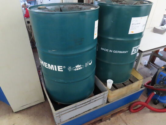 Spilolie kar med indhold og tønder med spåner