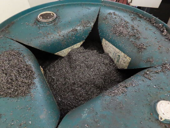 Spilolie kar med indhold og tønder med spåner