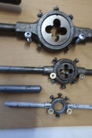 Værktøj og tilbehør på hylderne