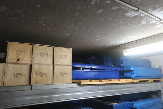 Pallereol med indhold og løse tomme kasser på gulvet foran