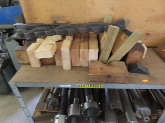 Reoler med indhold af værktøj og metalemner