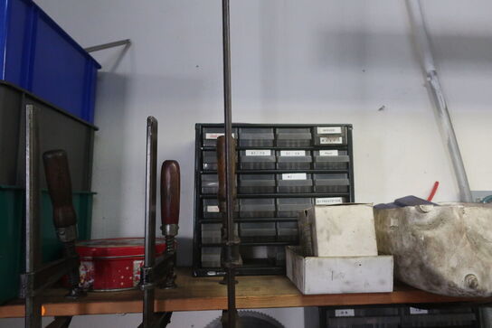 Værktøj og tilbehør på hylderne