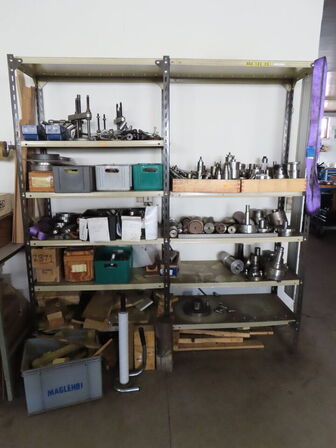 Reoler med indhold af værktøj og metalemner