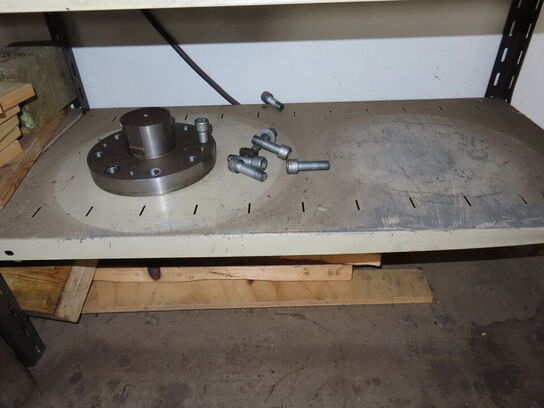 Reoler med indhold af værktøj og metalemner