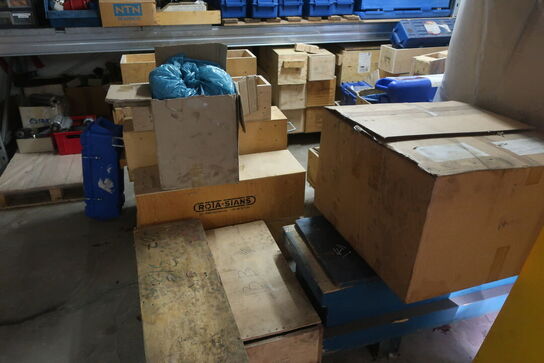 Pallereol med indhold og løse tomme kasser på gulvet foran