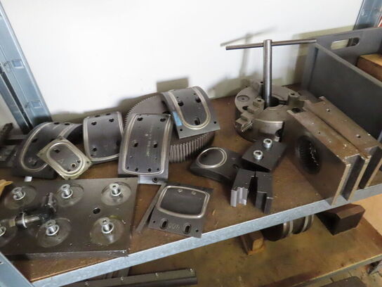 Div. reoler og vogne med indhold af værktøj og metalemner