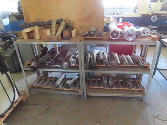 Reoler med indhold af værktøj og metalemner