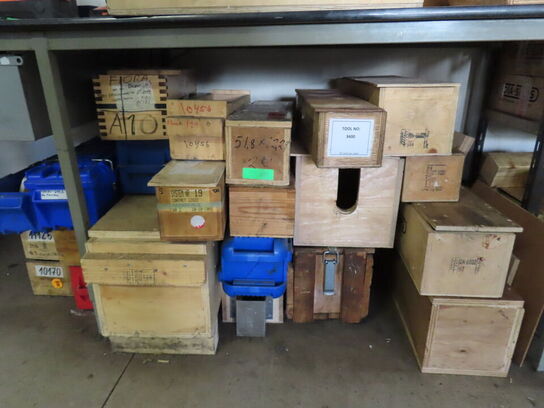 Pakkebord med indhold og tom emballage