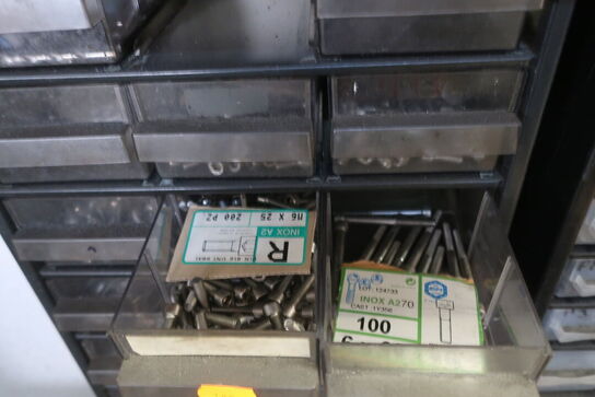 Værktøj og tilbehør på hylderne