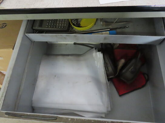 Pakkebord med indhold og tom emballage