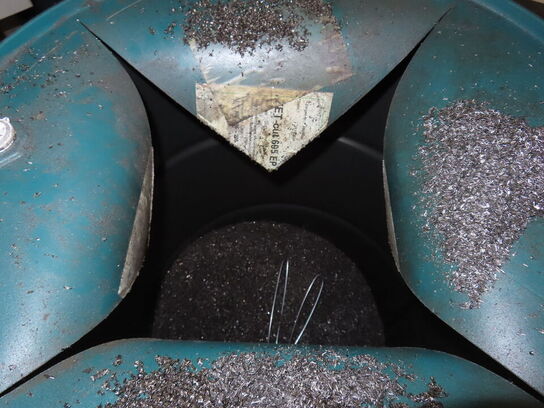 Spilolie kar med indhold og tønder med spåner