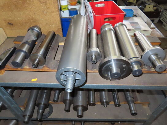 Reoler med indhold af værktøj og metalemner