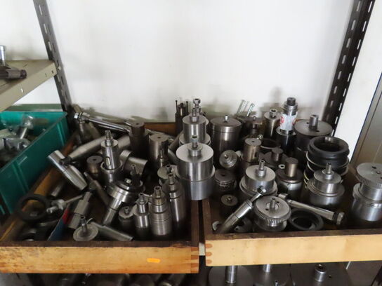 Reoler med indhold af værktøj og metalemner