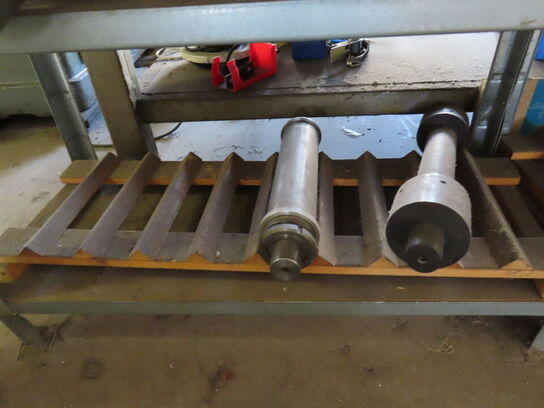 Reoler med indhold af værktøj og metalemner