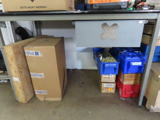 Pakkebord med indhold og tom emballage